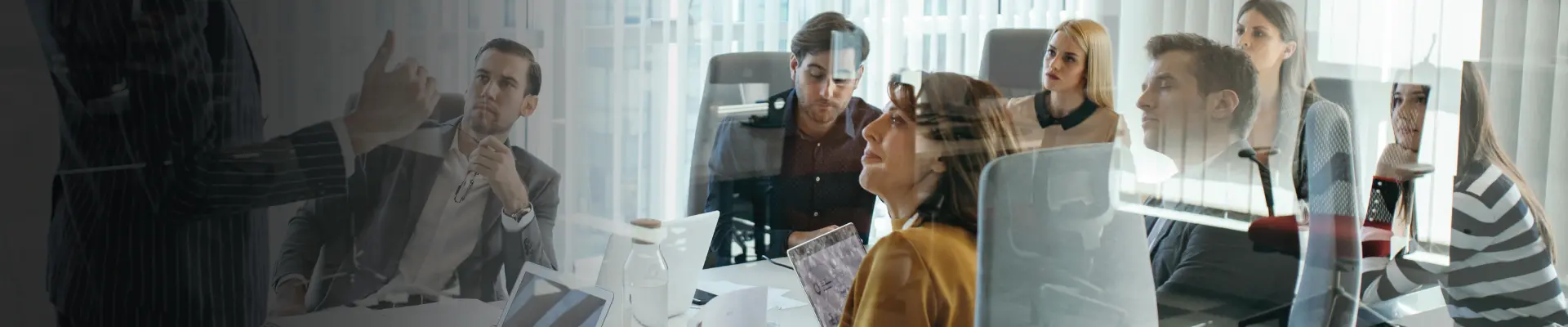 Neuvotteluhuoneessa kokoustava ryhmä ihmisiä kuuntelee esittäjää keskittyneesti. Heillä on edessään kannettavia tietokoneita ja muistiinpanoja, ja taustalla näkyy suuri ikkuna, josta tulvii luonnonvaloa, luoden ammattimaisen ja vakavan ilmapiirin. Neuvotteluhuoneessa kokoustava ryhmä ihmisiä kuuntelee esittäjää keskittyneesti. Heillä on edessään kannettavia tietokoneita ja muistiinpanoja, ja taustalla näkyy suuri ikkuna, josta tulvii luonnonvaloa, luoden ammattimaisen ja vakavan ilmapiirin.