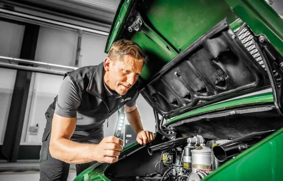 Vehicle Inspections DEKRA vehicle inspector