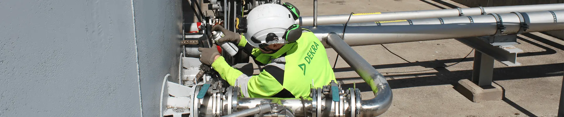 DEKRAn tarkastaja suorittamassa tarkastusta