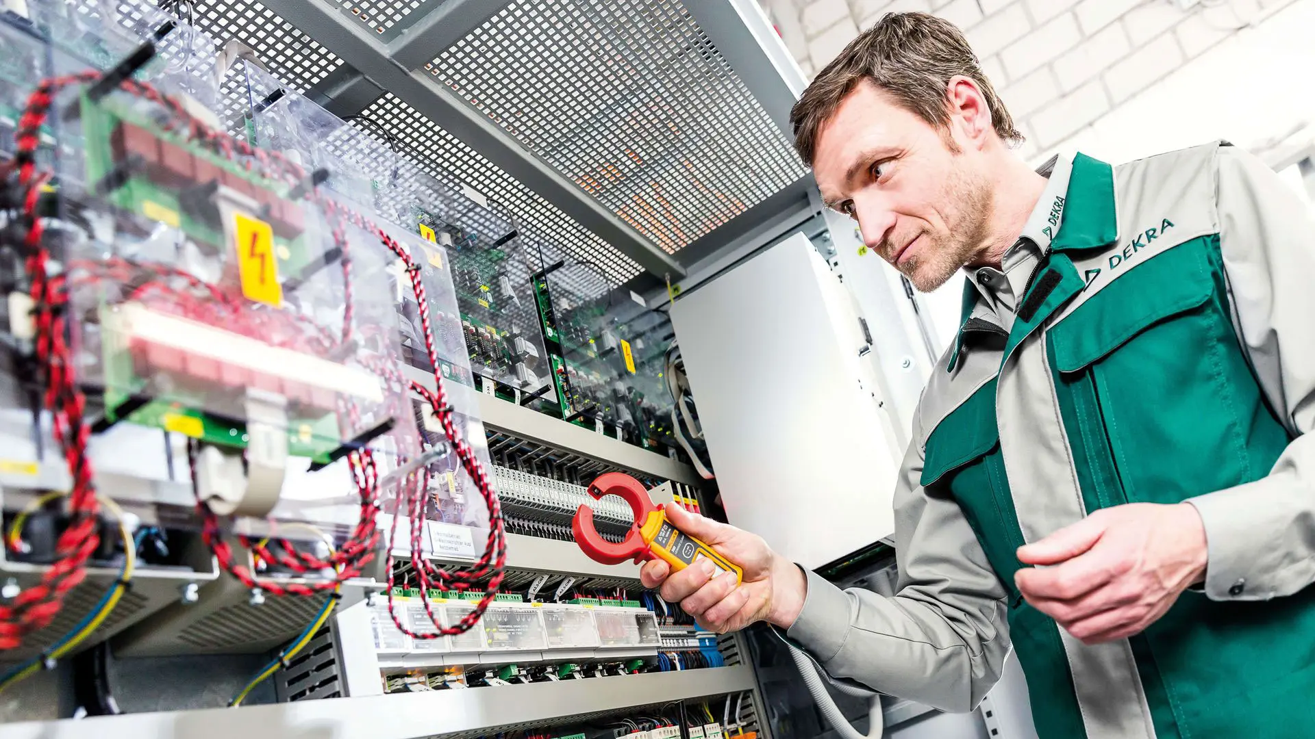 DEKRAn tarkastaja tarkastamassa sähkölaitteistoa