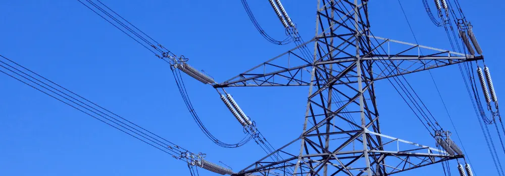 Sähkölinjoja kuvattuna sinistä taivasta vasten