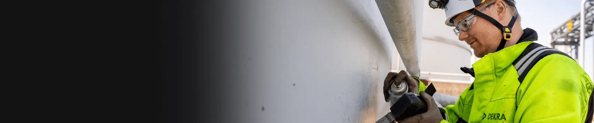 DEKRAn tarkastaja suorittamassa tarkastusta