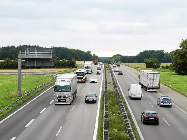 Fourkites sorgt mit Tools für mehr Transparenz in der Lieferkette. Foto: Alev Atas autobahn, lkw