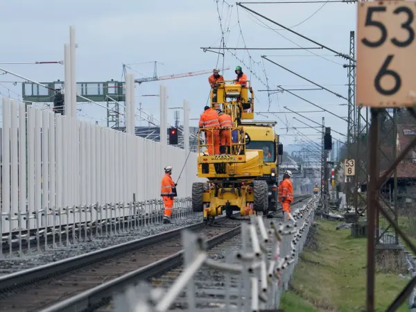Die Deutsche Bahn hat ein umfassendes Programm zur Sanierung von Infrastruktur, Betrieb und Wirtschaftlichkeit gestartet. Foto: Deutsche Bahn AG / Volker Emersleben Schienen-Sanierung