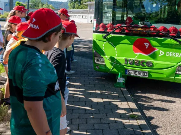 Der Mindestabstand zum Bordstein an der Haltestelle macht den entscheidenden Unterschied. Foto: DEKRA – Thomas Küppers DEKRA Kinderkappen