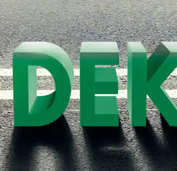 DEKRA Logobausteine auf Straße