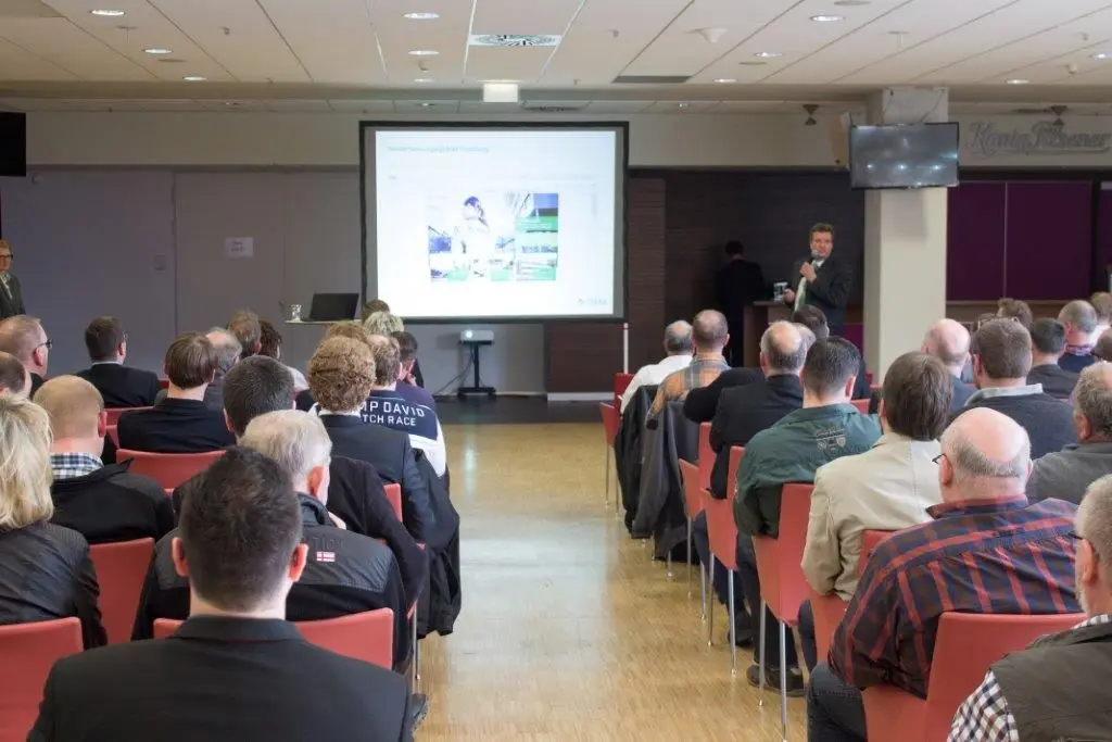 Veranstaltung mit Präsentation auf einer Leinwand