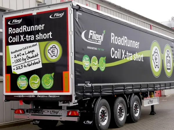Fliegl präsentiert mit dem RoadRunner Coil X-tra short einen leichten Coil-Auflieger. Fliegl präsentiert mit dem RoadRunner Coil X-tra short einen leichten Coil-Auflieger.