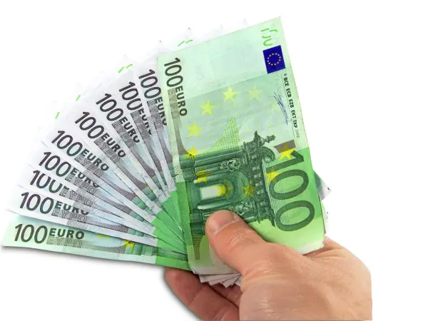Geldscheine in Hand.