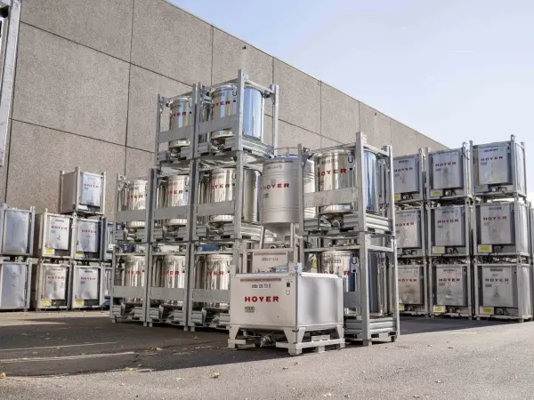 Hoyer verfügt über eine Flotte aus mehr als 60.000 Intermediate Bulk Containern. Foto: Hoyer Group hoyer kauft tmp