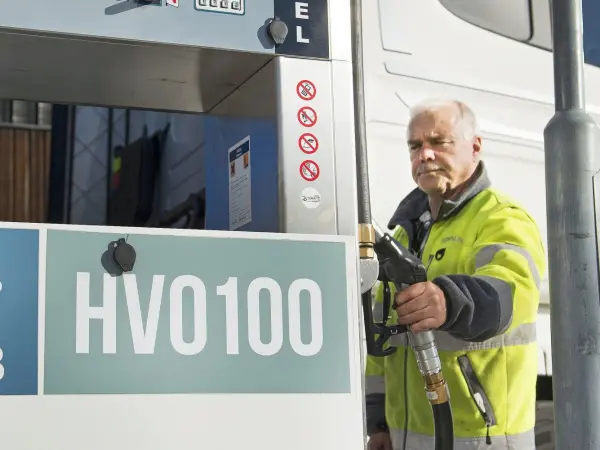 Der nicht-fossile Dieselkraftstoff HVO100 findet zunehmend Anklang bei Transportunternehmen. Foto: Scania CV AB / Peggy Bergmann HVO 100 - Tanken