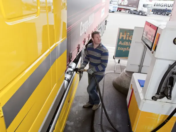 Die hohen Dieselpreise belasten die Transportbranche. Foto: Karl-Heinz Augustin lkw-tankstelle
