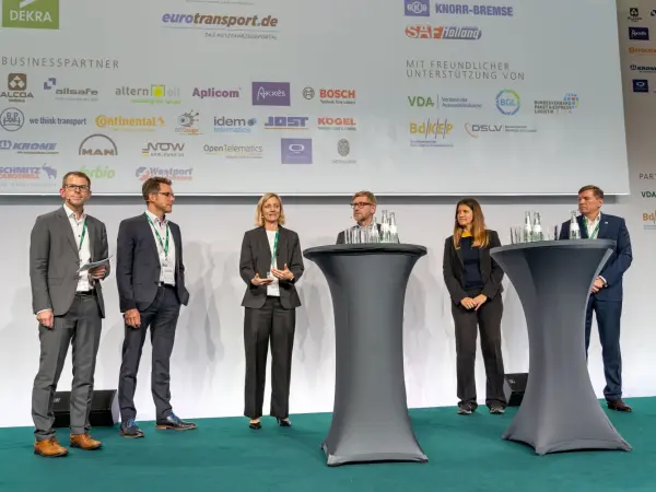 (v. l.): M. Rathmann (ETM), Hasso Georg Grünjes (Siemens Mobility GmbH), Christine Hemmel, (Spedition Hans Adam Schanz), Frank Huster (DSLV), Kristin Kahl (Contargo) und Stefan Ziegert (Scania). Foto: T. Küppers Podiumsdiskussion Zuko 2023