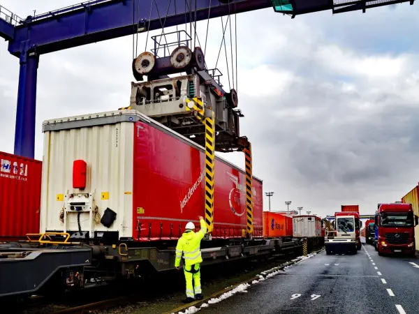 Der Frankfurter Operateur Kombiverkehr treibt die digitale Abfertigung von Ladeeinheiten in den Terminals weiter voran. Foto: Kombiverkehr Umschlag Kombiverkehr