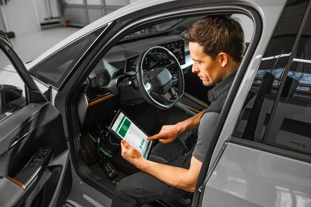 DEKRA Sachverständiger beim Batterietest DEKRA Sachverständiger beim Batterietest