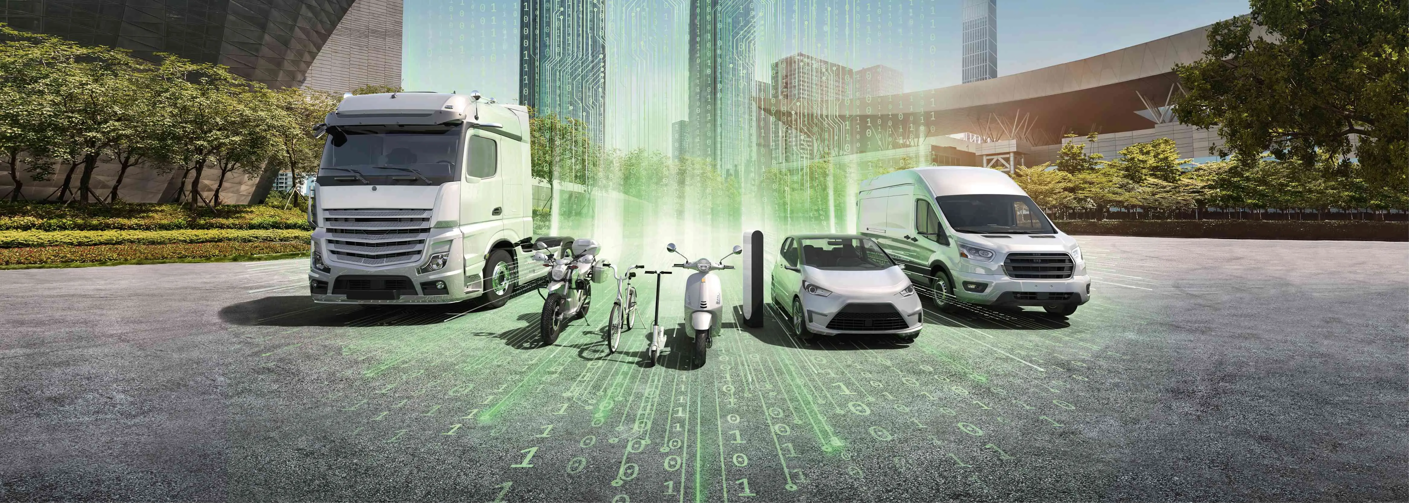 Verschiedene E-Fahrzeuge vor City-Skyline