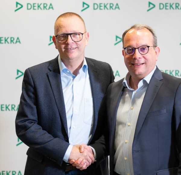 Helmut Geil (r.), neuer Geschäftsführer der DEKRA Austria GmbH, mit Guido Kutschera (l.), Executive Vice President der DEKRA Gruppe und verantwortlich für das Geschäft in der Region Deutschland, Österreich und Schweiz