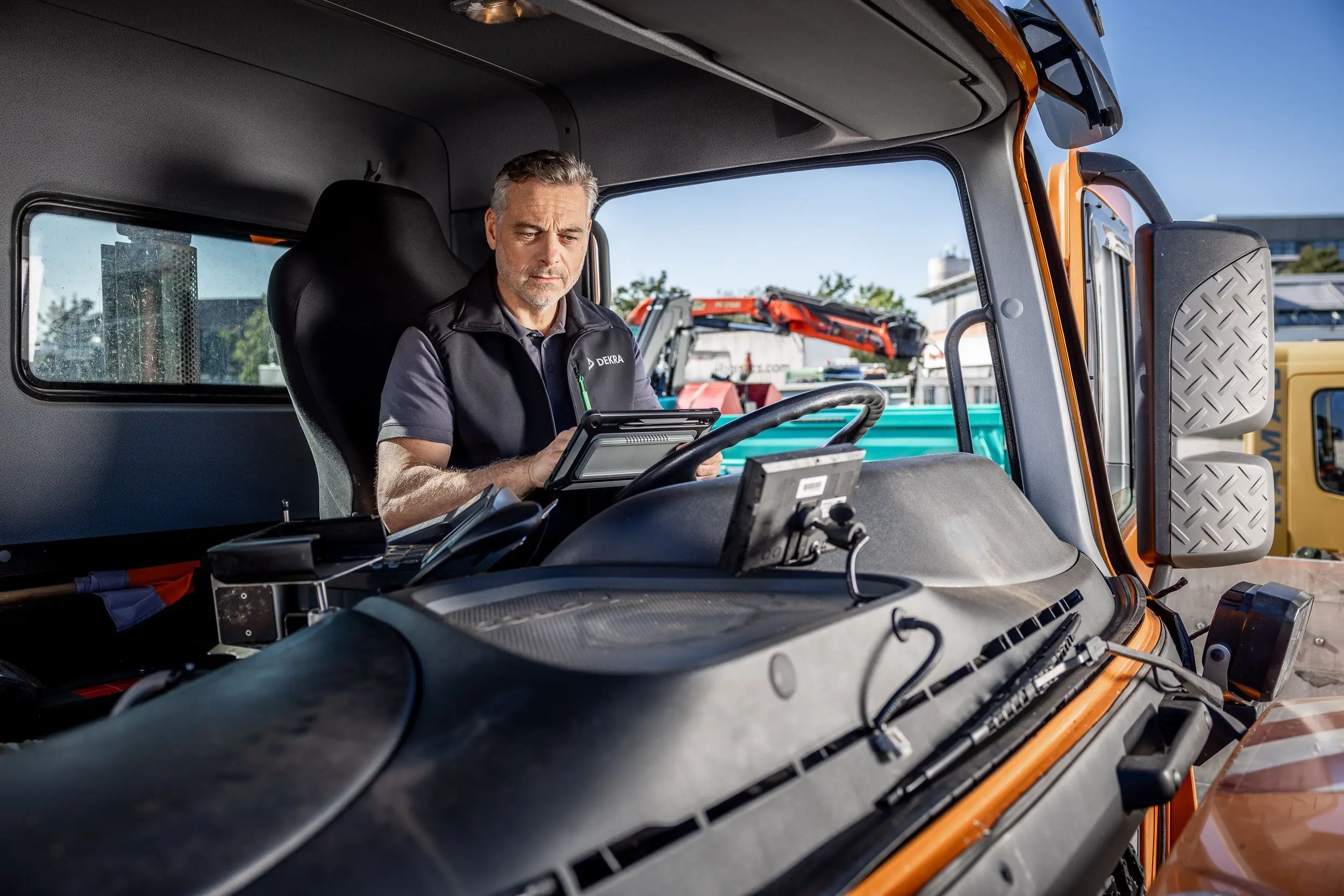 DEKRA Mitarbeiter in LKW