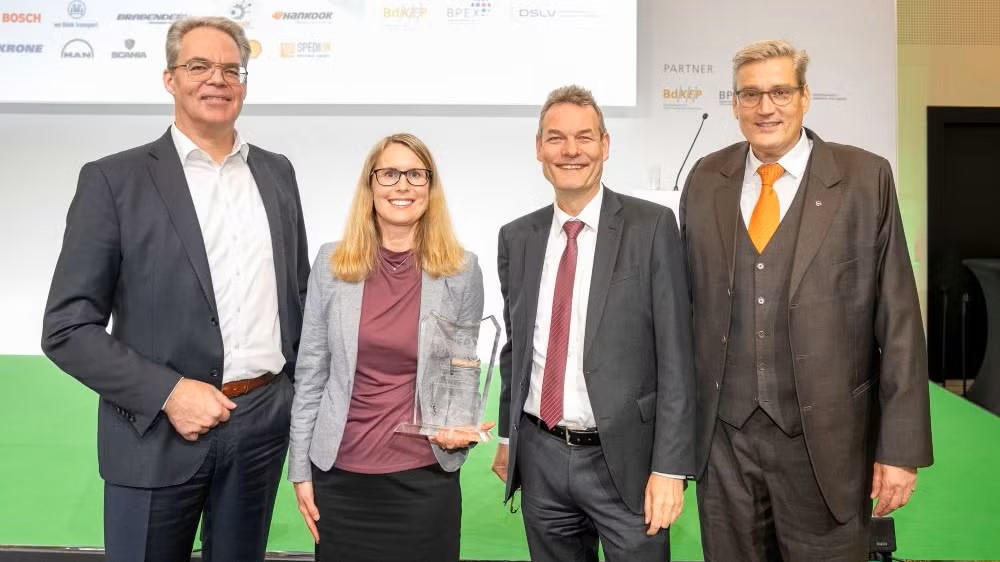 Bild på Anna Theander och DEKRA-kollegor. 