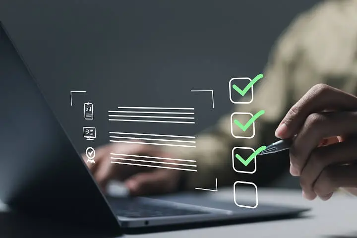 En person som sitter och arbetar med sin dator med en holografisk motiv framför datorn En person som sitter och arbetar med sin dator med en holografisk motiv framför datorn