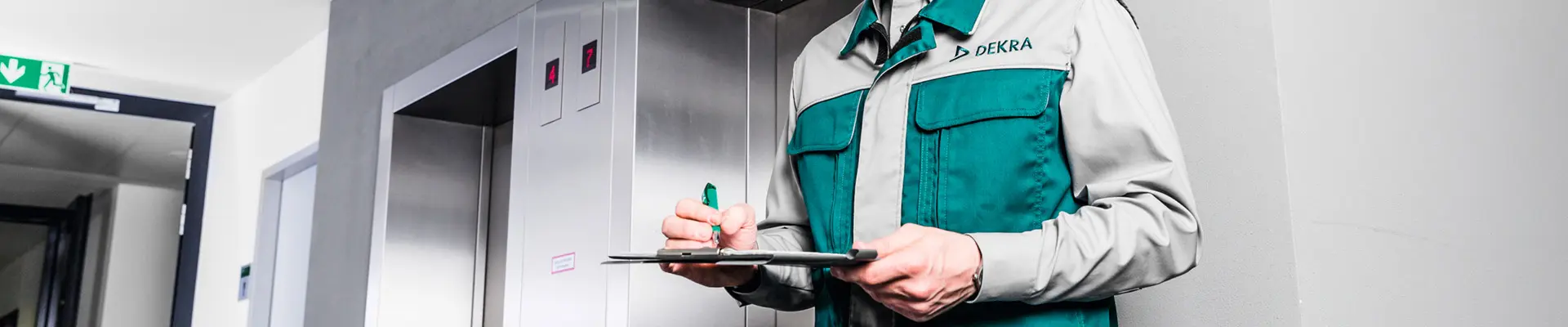 Fyra personer som står framför ett stort fönster i ett konferensrum och pratar.