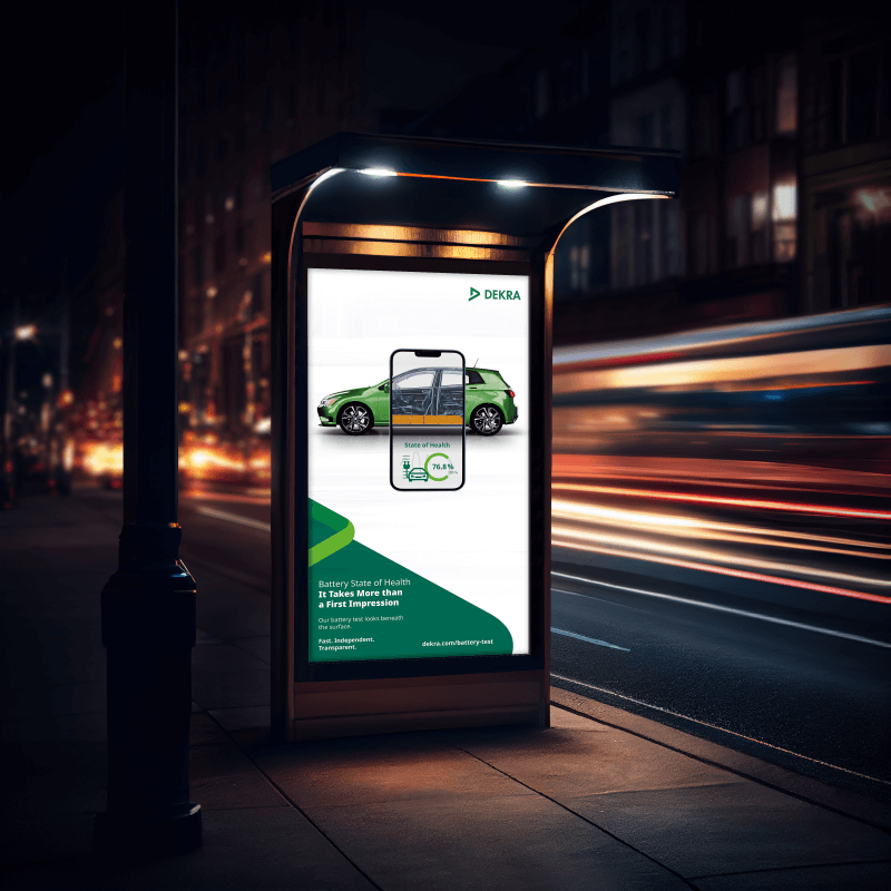 En busstation med bildskärm som visar DEKRA:s batteritest. En busstation med bildskärm som visar DEKRA:s batteritest.