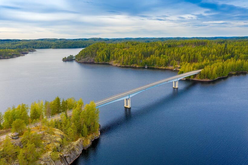 Helikopterperspektiv på en bro mellan två knutpunkter. Helikopterperspektiv på en bro mellan två knutpunkter.