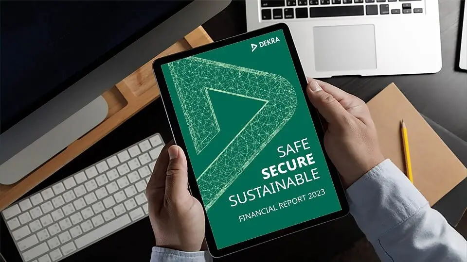 Händer som håller i en iPad. Händer som håller i en iPad.