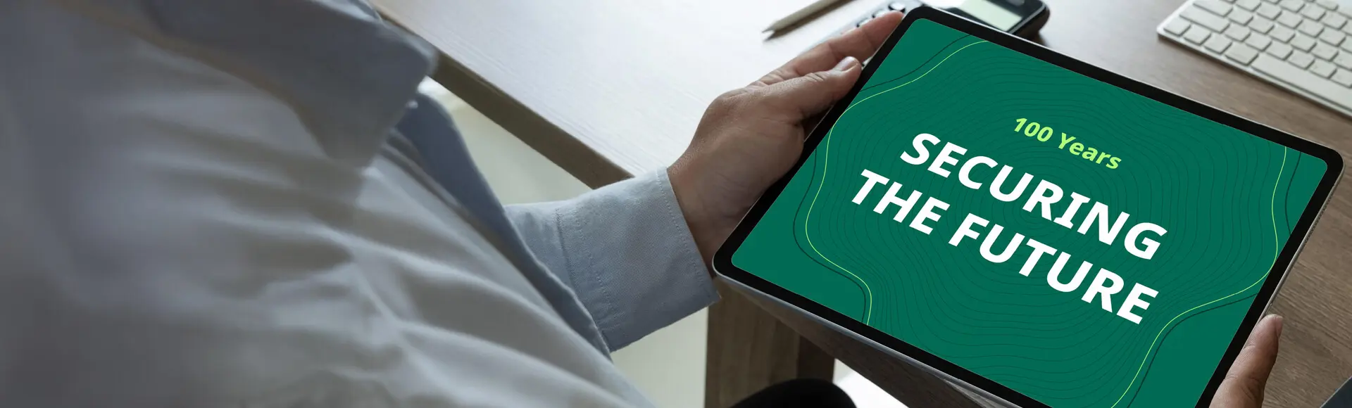 Grön bakgrund med en text om DEKRAs årsrapport.