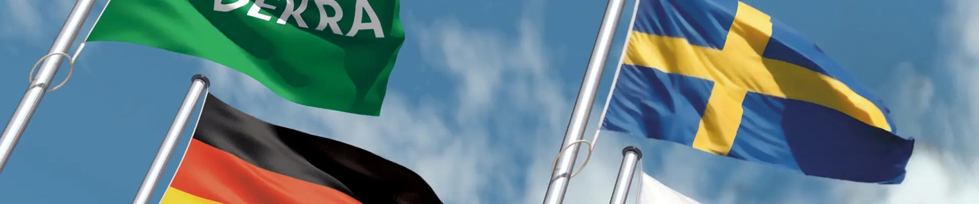 Flera flaggor från olika länder med himmel som bakgrund. Flera flaggor från olika länder med himmel som bakgrund.