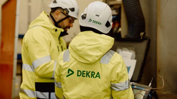 Bild på DEKRA-personal som utför provning genom Phased Array. 