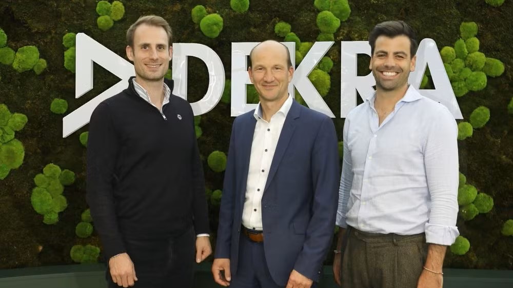 Christoph Nolte i mitten av bilden med DEKRA-kollegor.