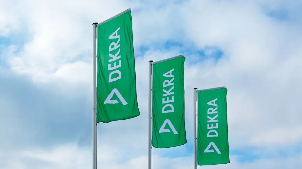 Tre gröna DEKRA-flaggor. Tre gröna DEKRA-flaggor.