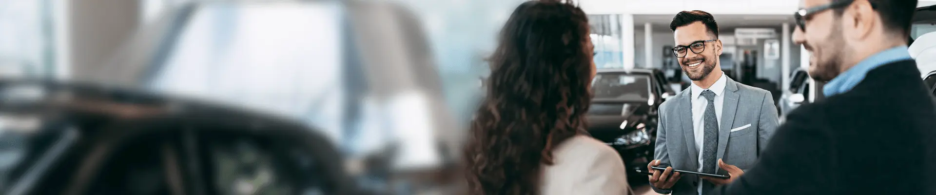 Tre personer i närbild som samtalar. 