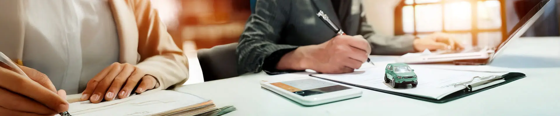  En person skriver på ett papper medan han håller en penna, vilket visar handlingen att göra anteckningar eller skriva.