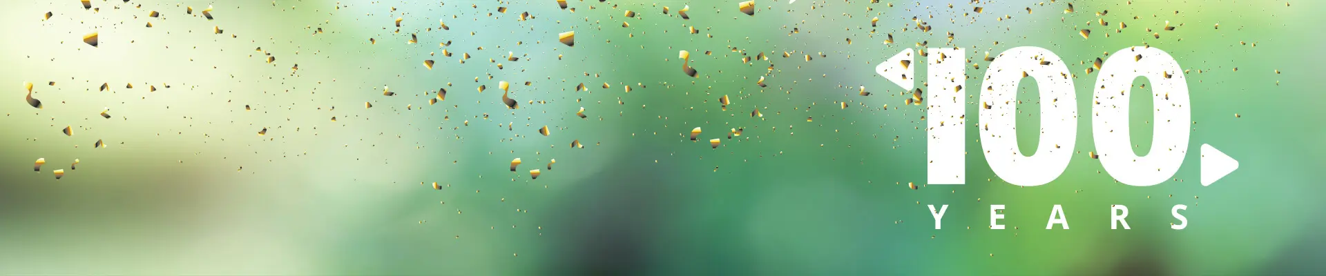 Mörkgrön bakgrund med gröna flaggor i olika nyanser och en vit logotyp för 100 år.