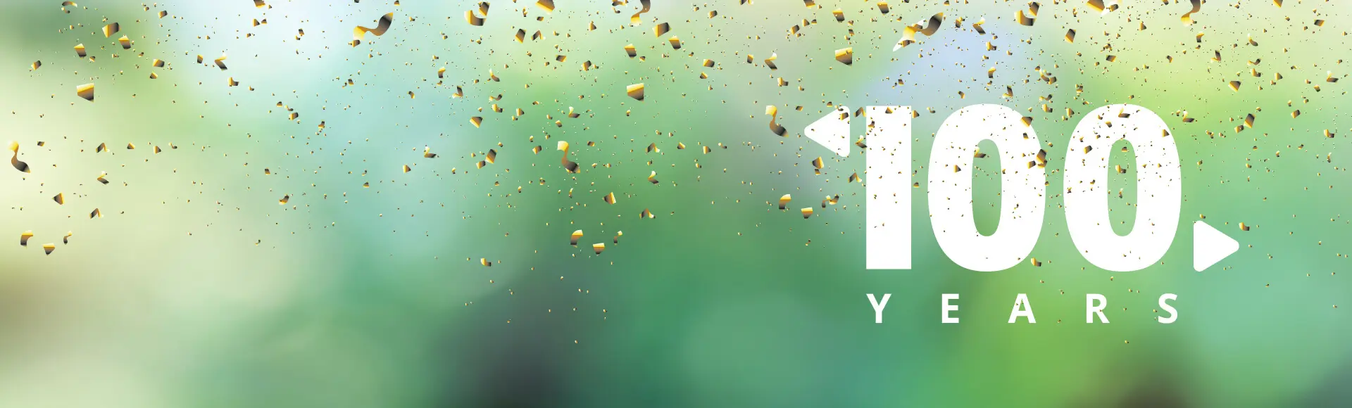 En grön bakgrund med guldfärgat konfetti som singlar ner ovanifrån över en vit 100års logotyp.