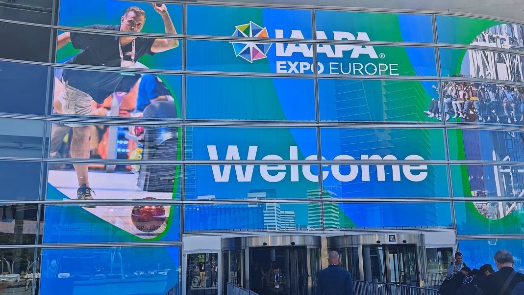 Bild på entré till säkerhtesmässan IAAPA i Barcelona. 