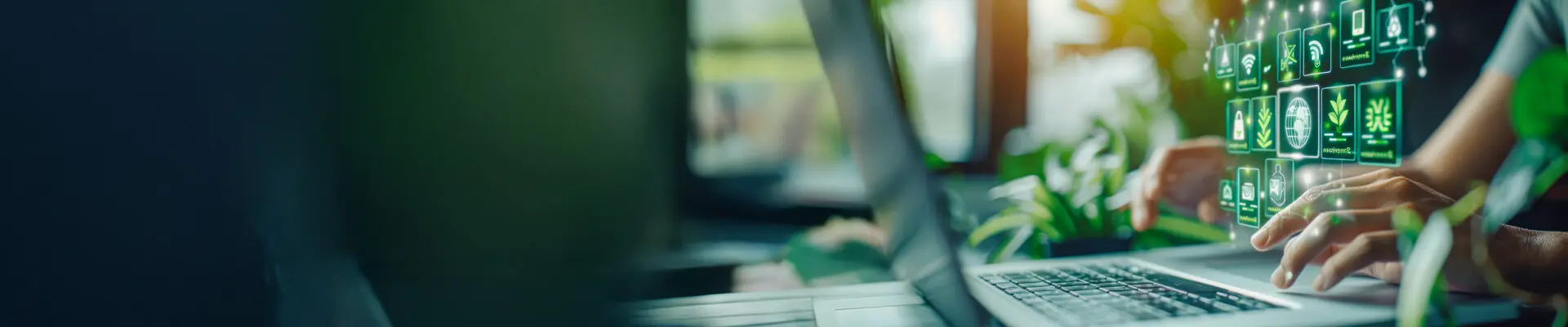 En grön kontorsmiljö där en person använder en dator som visar holografiska element