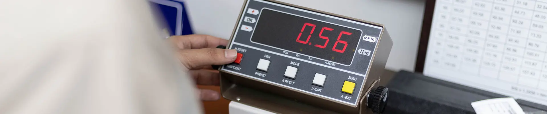  En person interagerar med en digital maskin och övervakar kalibreringen med precision.