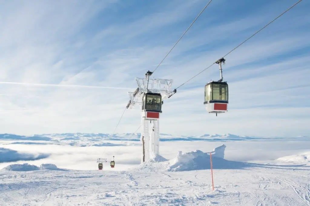 Två linbanor som åker över ett fjäll. Två linbanor som åker över ett fjäll.