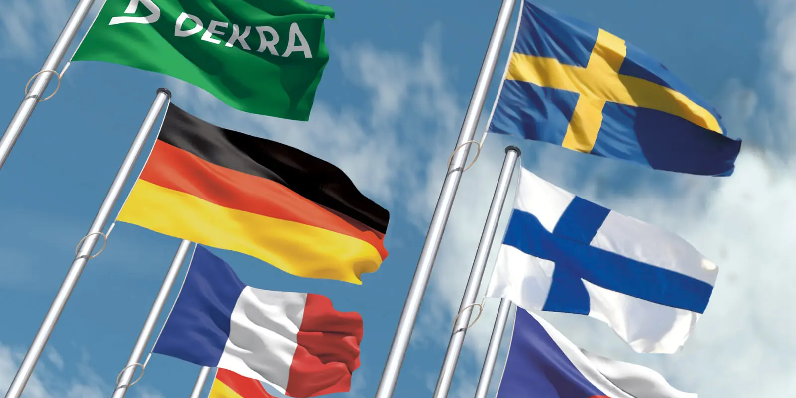 Flaggor från olika länder mot blå himmel. Flaggor från olika länder mot blå himmel.