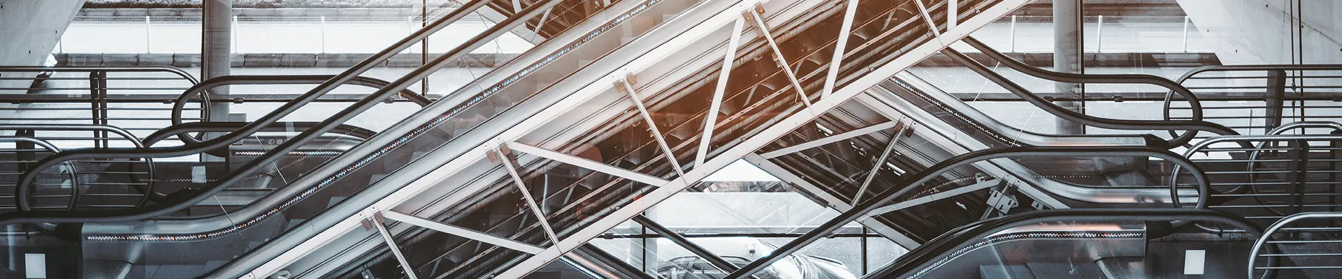  En rulltrappa visas tydligt i en modern inomhusbyggnad och visar upp dess eleganta design och funktionalitet.