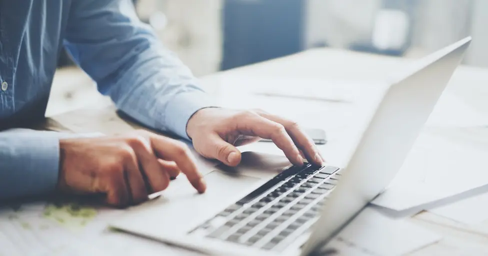 Händer som skriver på en laptop. Händer som skriver på en laptop.