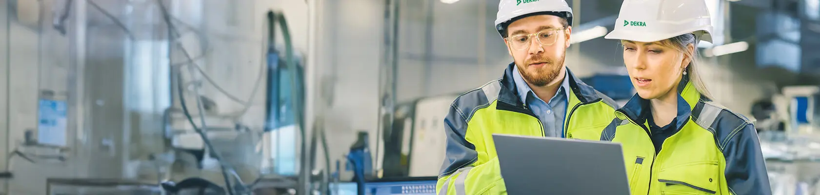 En man och en kvinna tittar på en skärm tillsammans. 