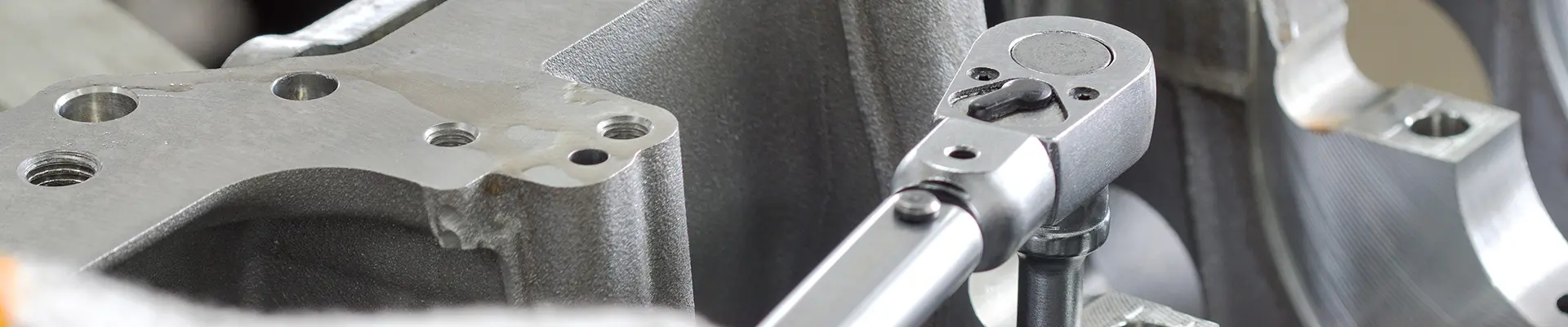  En närbild av ett metallverktyg, en kalibreringsmomentnyckel, som framhäver intrikata detaljer och texturer. 