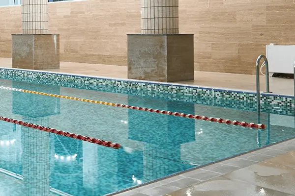 En inomhuspool. En inomhuspool.