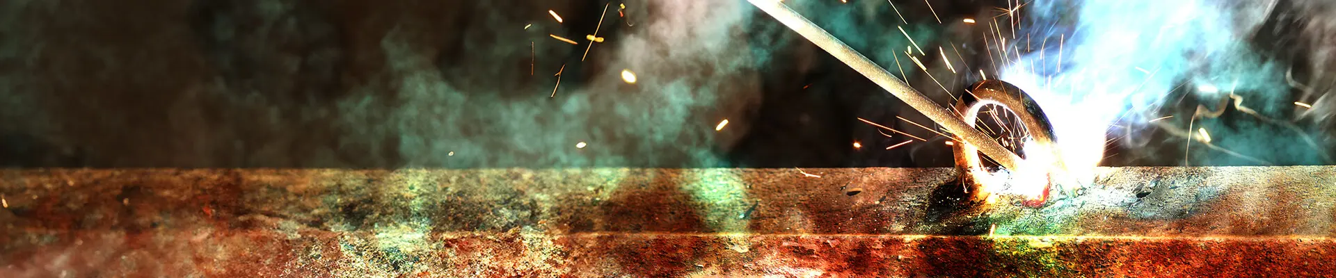 Närbild på en svetsare som svetsar på en ring av stål.