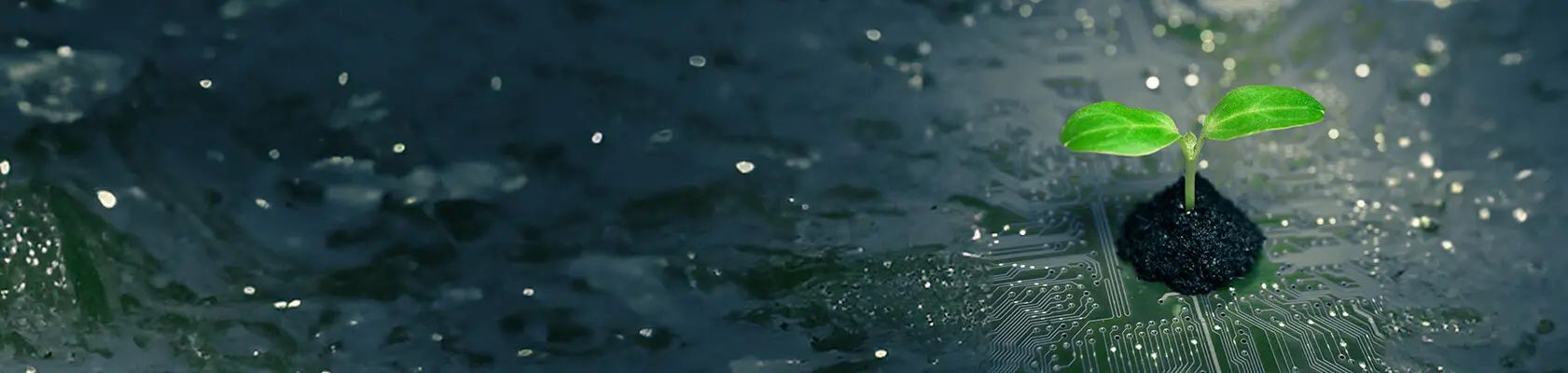 En kvinna som befinner sig i en industriell arbetsplats iförd en vit hjälm och en gul jacka