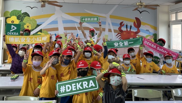 DEKRA德凱前進台中海墘國小，分享道路安全並發送反光小紅帽給學童，讓孩子在道路上更顯眼